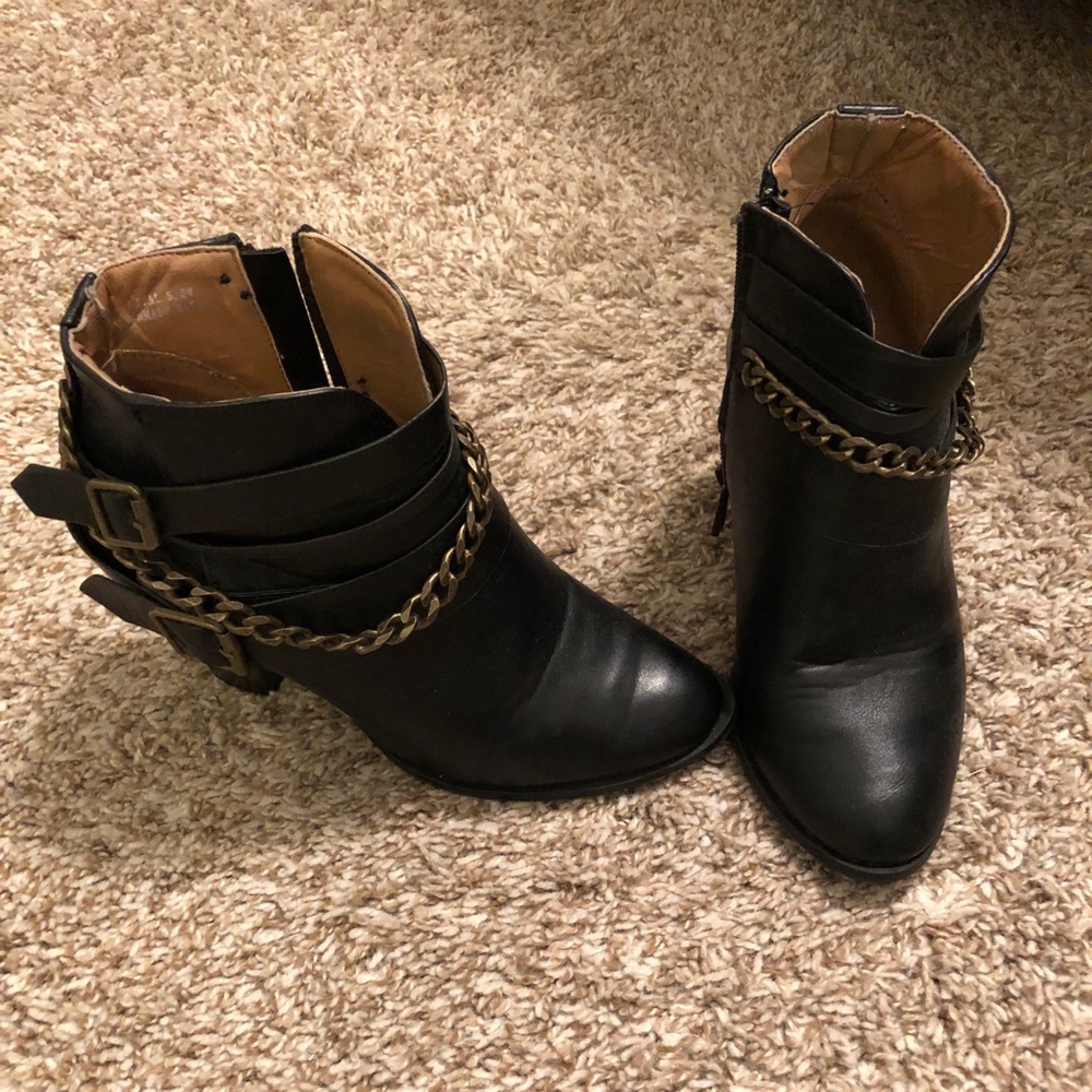 Black booties with chain